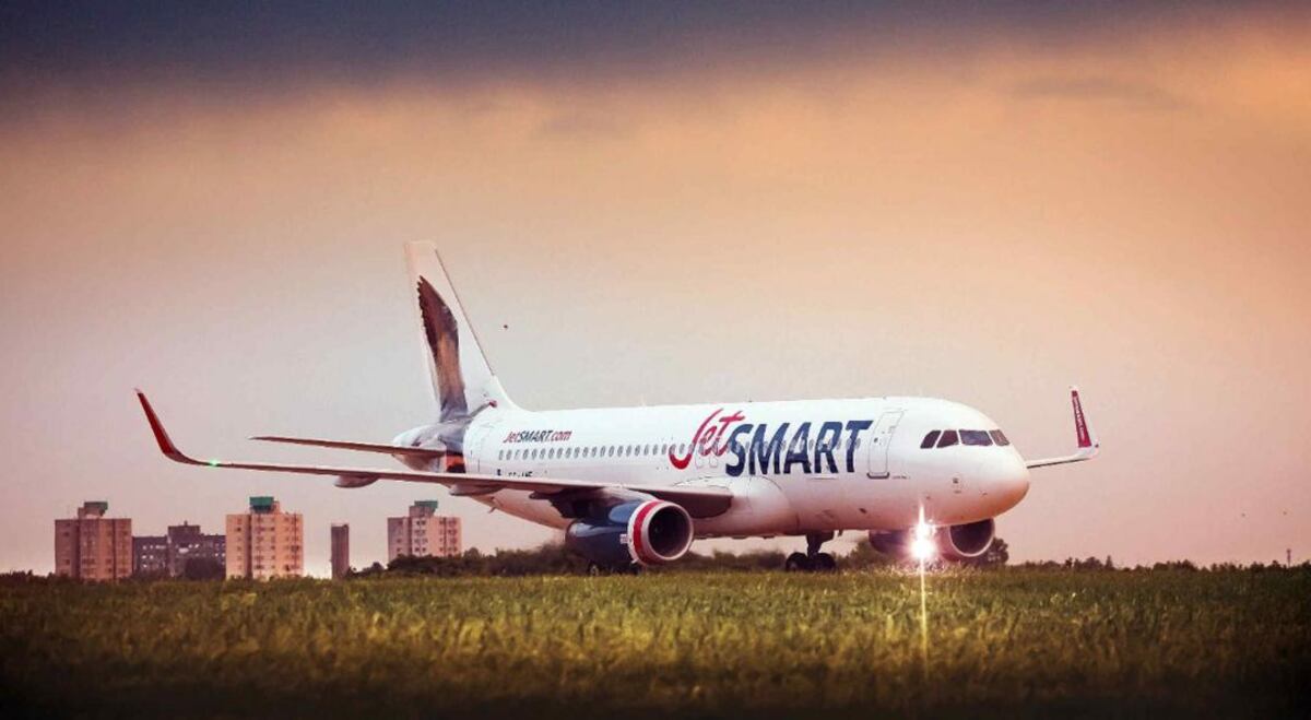 Jetsmart anunció una venta a American Airlines y las dos aerolíneas  combinarían sus servicios | Vía País